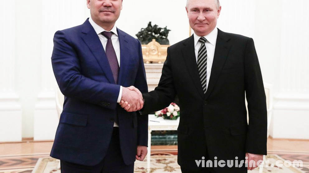 รัสเซียเป็นเจ้าภาพ ให้ผู้นำคีร์กีซสถานคนใหม่ในการเดินทางไปต่างประเทศครั้งแรก ประธานาธิบดีวลาดิเมียร์ปูตินของรัสเซียเมื่อวันพุธที่ผ่านมา