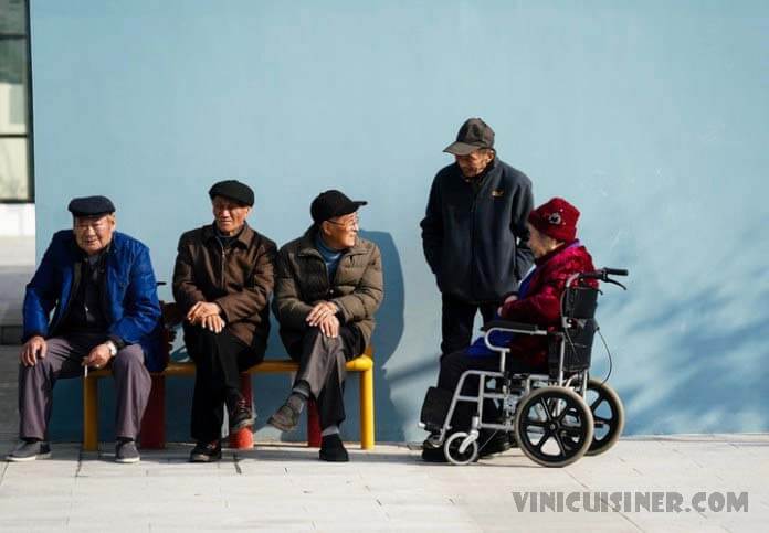 จีนผ่อนปรนการ จำกัด การเกิดเพิ่มเติมเพื่อรับมือกับสังคมสูงวัย พรรคคอมมิวนิสต์ที่ปกครองของจีนกล่าวเมื่อวันจันทร์ว่าจะผ่อนปรนขีด จำกัด การเกิด