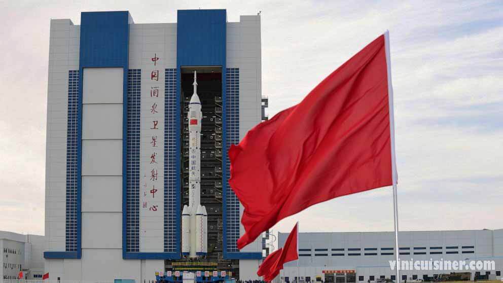 จรวดบนแพจีน พร้อมส่งลูกเรือคนแรกสู่สถานีอวกาศ จรวดที่จะส่งลูกเรือคนแรกไปอาศัยอยู่บนสถานีอวกาศที่โคจรรอบใหม่ของจีน ได้ถูกย้ายไปยังฐานปล่อยจรวด