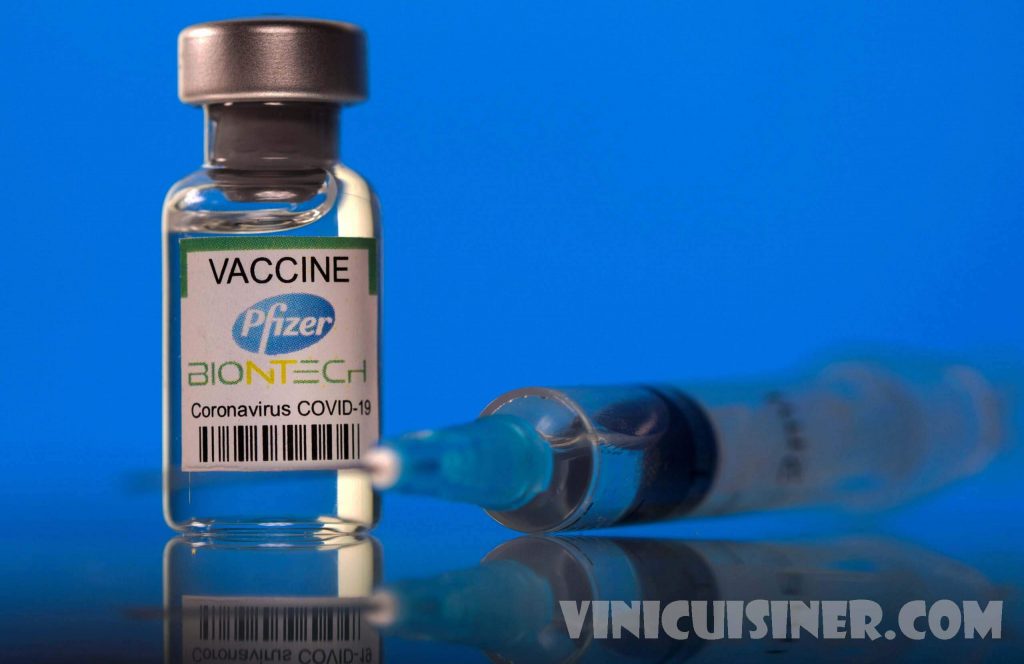 ไฟเซอร์บูสเตอร์ให้การปกป้องจากโอไมครอน ไฟเซอร์กล่าวเมื่อวันพุธว่า วัคซีนเสริมสำหรับโควิด-19 อาจให้การป้องกันที่สำคัญต่อตัวแปรโอไมครอนใหม่