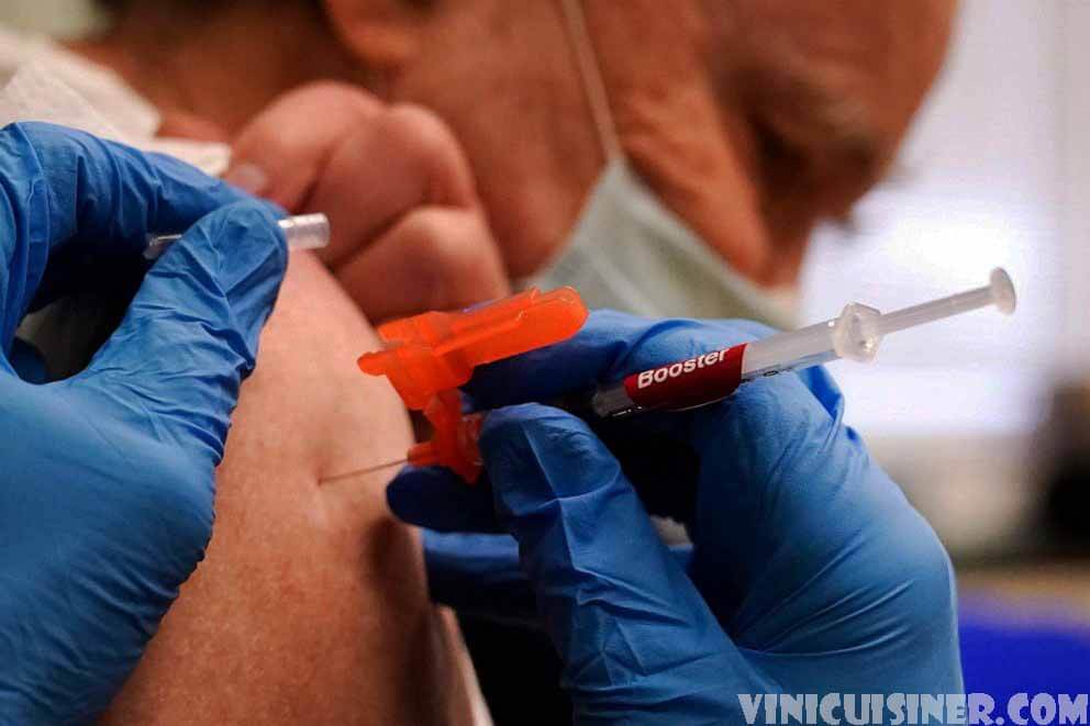 วัคซีนของสหรัฐฯ ผลักดันอย่างช้าๆ โดยไม่ได้รับการสนับสนุนหลายล้านคน เนื่องด้วยเชื้อโควิด-19 ที่แพร่เชื้อในระดับโอไมครอนได้แพร่ระบาด