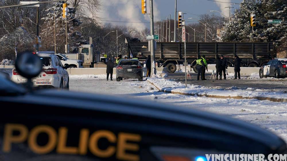 ตำรวจแคนาดาเริ่มจับกุมผู้ประท้วงออตตาวา ตำรวจจับกุมผู้ประท้วงจำนวนมากและลากรถออกไปในวันศุกร์ที่เมืองหลวงที่ถูกปิดล้อมของแคนาดา