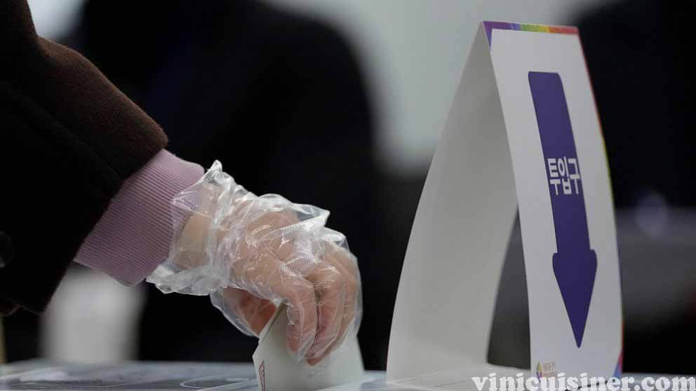 เกาหลีใต้โหวตเลือกประธานาธิบดี ในการเลือกตั้งที่เข้มงวดและขมขื่น ชาวเกาหลีใต้ลงคะแนนเลือกตั้งประธานาธิบดีคนใหม่เมื่อวันพุธ โดยผู้สมัครพรรค
