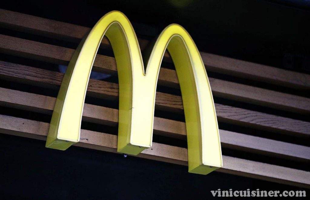 พนักงาน McDonald's บรรลุข้อตกลงยุติปัญหาการล่วงละเมิด อดีตพนักงานของแมคโดนัลด์ ซึ่งกล่าวหาว่ามีการล่วงละเมิดทางเพศอย่างอาละวาด