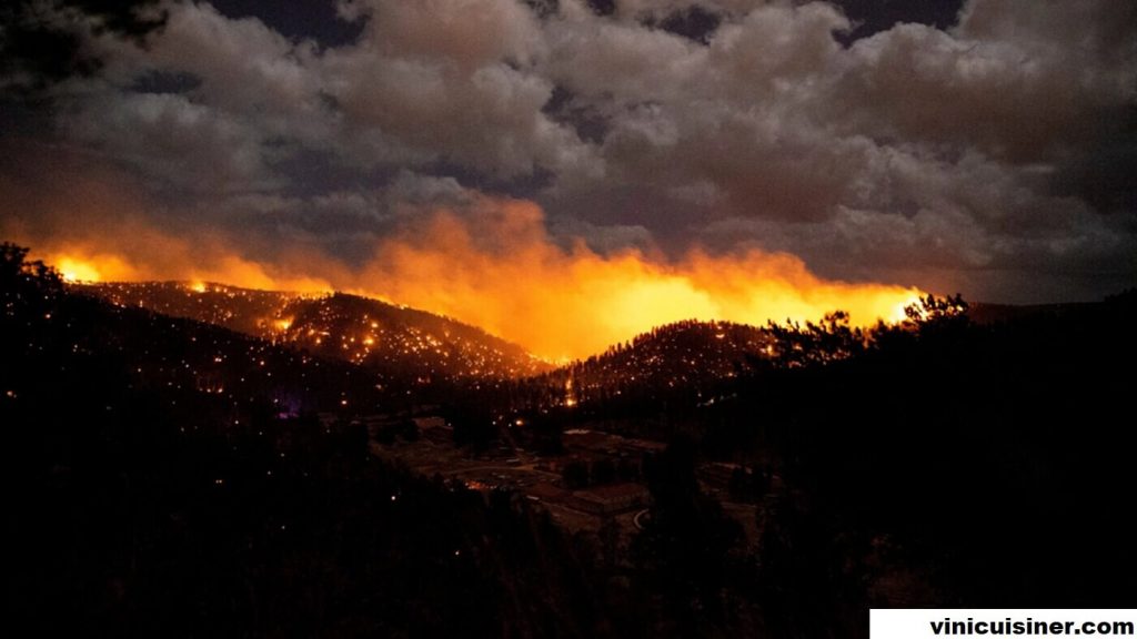 ความเสียหายเพิ่มขึ้นจากไฟป่านิวเม็กซิโกขนาดใหญ่ การทำลายล้างที่เกิดจากไฟป่าครั้งใหญ่ที่สุดในสหรัฐฯ ได้สร้างความเสียหายให้กับผู้อยู่อาศัย