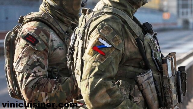 รัสเซียดิ้นรนเพื่อเสริมกำลังทหารในยูเครน นักโทษที่เรือนจำในเซนต์ปีเตอร์สเบิร์กกำลังรอการมาเยี่ยมของเจ้าหน้าที่ โดยคิดว่าน่าจะเป็นการตรวจสอบ