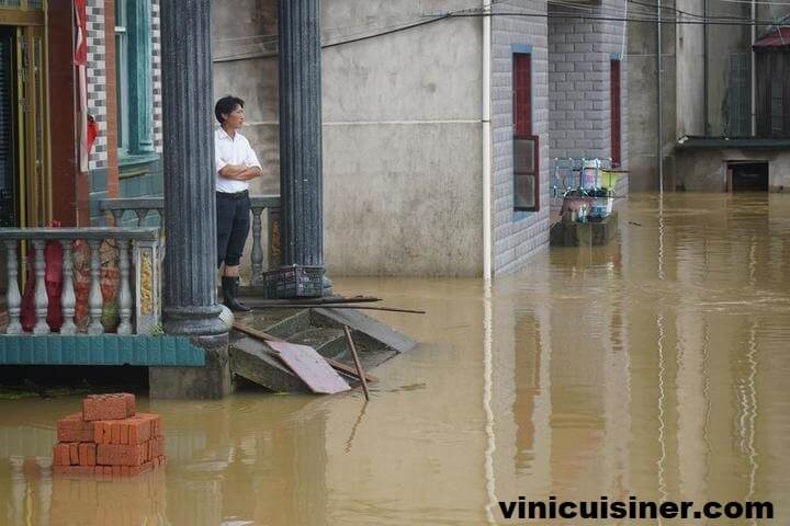 พื้นที่ประสบภัยแล้งในจีนมีฝนตก เสี่ยงน้ำท่วม ผู้คนมากกว่า 100,000 คนได้อพยพไปยังพื้นที่ปลอดภัยในวันจันทร์นี้ เนื่องจากฝนตกหนักทำให้เกิด