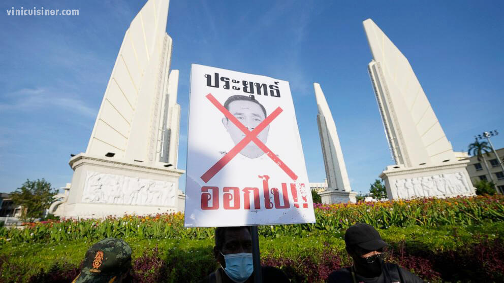 ชาวไทยประท้วงนายกฯ ถึงวาระต้องลาออก กลุ่มผู้ประท้วงรวมตัวกันในเมืองหลวงของไทยเมื่อวันอังคารเพื่อเรียกร้องให้นายกรัฐมนตรีของประเทศ
