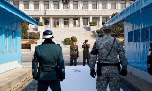 ทหารสหรัฐฯ ที่ถูกคุมขังในเกาหลีเหนือ เจ้าหน้าที่กองทัพสหรัฐฯ รายหนึ่งซึ่งเพิ่งเสร็จสิ้นการคุมขังในสถานที่กักกันของเกาหลีใต้ ข้ามพรมแดนเข้าไป